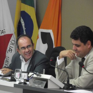 Presidente da Câmara de Divinópolis adia votação do aumento de salários dos vereadores - Tuiteiros continuam mobilizados geraldinho - paulo